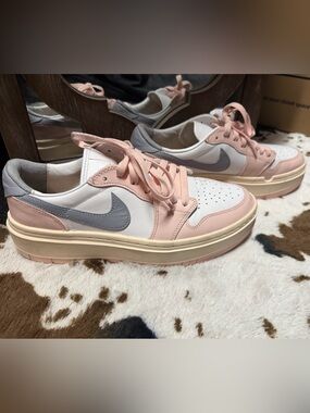 Nike Women's Pink and Gray Low-Top Platform Sneakers